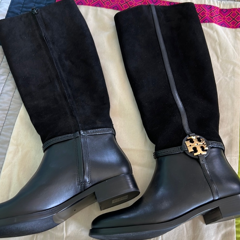 Excellent conditions as new, worn only once indoors. With box and dust bag